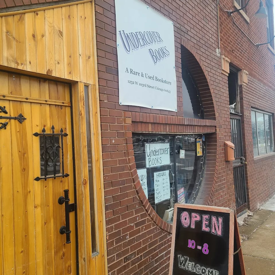Exterior of storefront Undercover Books